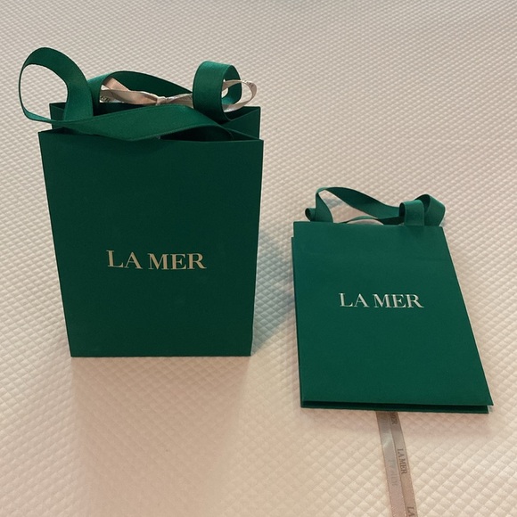 La Mer Green Paper Gift Bags with Ribbon Closure and Handles - Picture 2 of 2